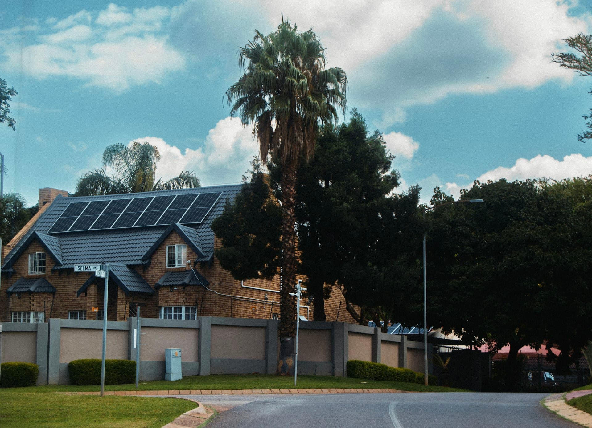 A Central Florida home with rooftop solar panels